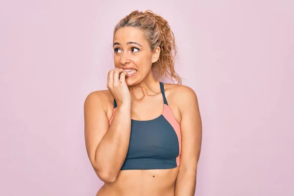 Jovem Bela Mulher Esportiva Loira Fazendo Esporte Vestindo Sportswear Sobre — Fotografia de Stock