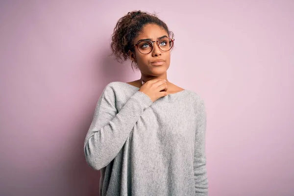 Fiatal Gyönyörű Afro Amerikai Lány Visel Pulóver Szemüveg Felett Rózsaszín — Stock Fotó