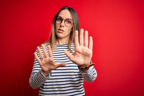 Fiatal Gyönyörű Szőke Kék Szemekkel Piros Háttér Fölött Álló Szemüveggel — Stock Fotó