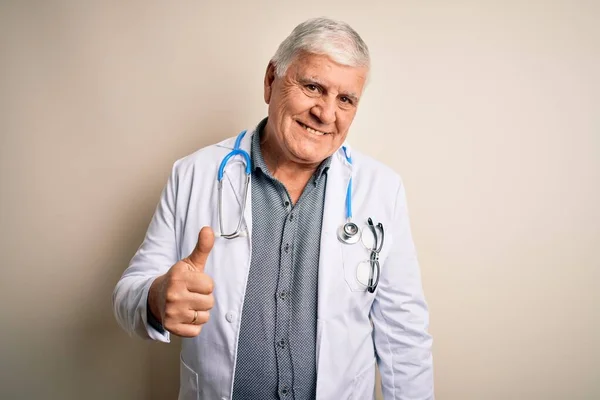 Älterer Gutaussehender Rauer Arzt Mit Mantel Und Stethoskop Vor Weißem — Stockfoto