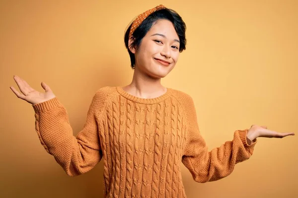 Jong Mooi Aziatisch Meisje Dragen Casual Trui Diadeem Staan Gele — Stockfoto