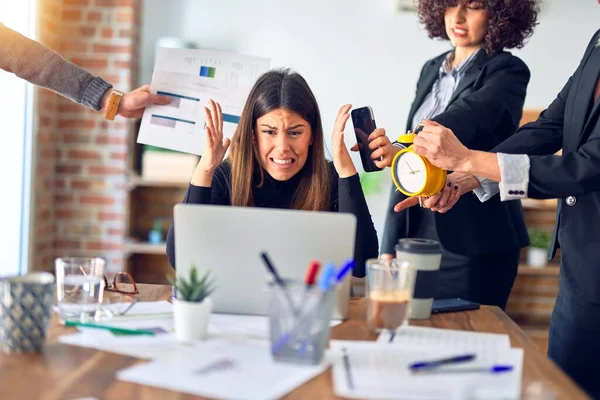 Gruppo Imprenditori Che Lavorano Insieme Partner Sottolineando Uno Loro Ufficio — Foto Stock