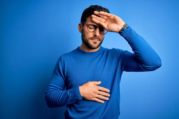 가볍게 스웨터를 안경을 수염을 기르고 잘생긴 남자는 바이러스 감염등으로 이마를 — 스톡 사진