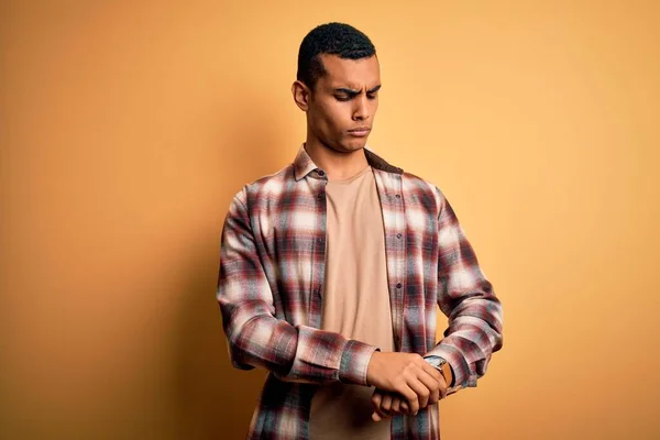 Joven Hombre Afroamericano Guapo Con Camisa Casual Pie Sobre Fondo — Foto de Stock