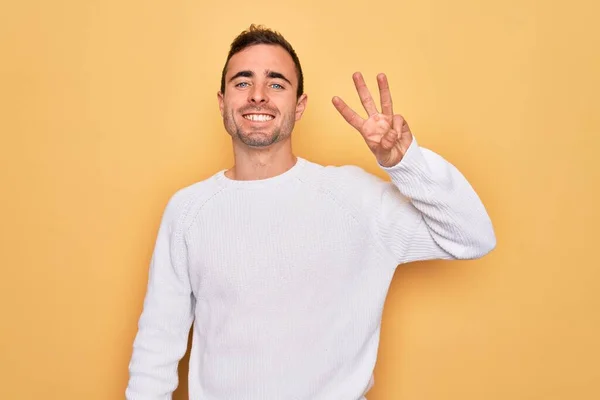 Giovane Bell Uomo Con Gli Occhi Azzurri Che Indossa Maglione — Foto Stock