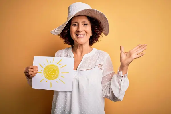 Middle Age Curly Woman Vacation Holding Bunner Sun Image Yellow — Stock Photo, Image