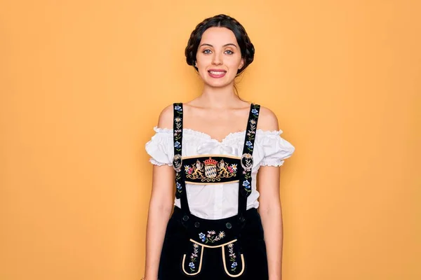 年轻美丽的德国女人 蓝眼睛 身穿传统的十月节礼服 脸上挂着快乐而清凉的笑容 幸运的人 — 图库照片