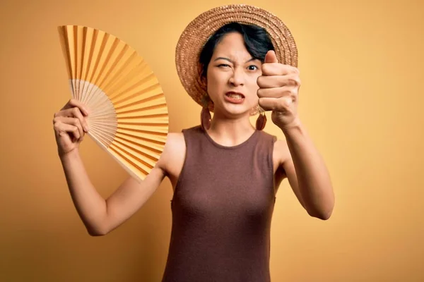 若いです美しいアジアの観光客の女の子で休暇を着て夏の帽子を使用して手のファンを悩ますと怒りで叫んで クレイジーと大声で手を上げ 怒りの概念 — ストック写真
