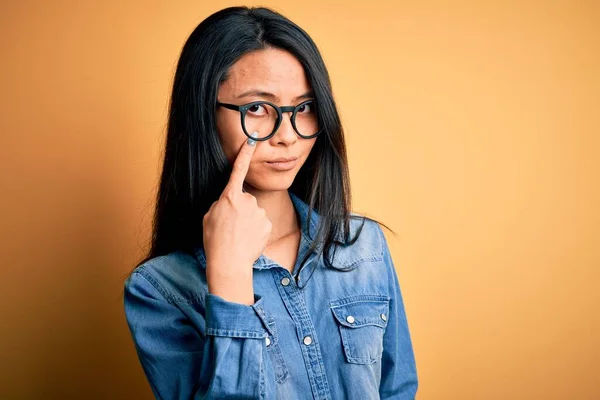 Ung Vacker Kinesisk Kvinna Bär Casual Denim Skjorta Över Isolerad — Stockfoto