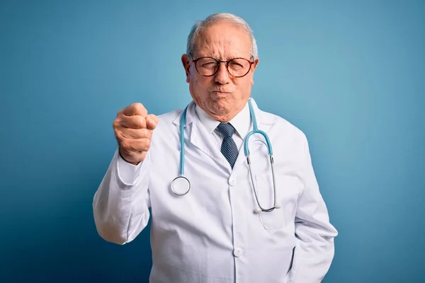 Homem Médico Cabelos Grisalhos Sênior Vestindo Estetoscópio Casaco Médico Sobre — Fotografia de Stock