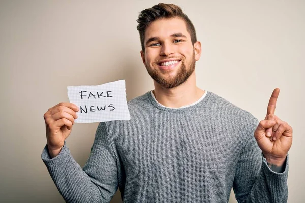 Jonge Blonde Man Met Baard Blauwe Ogen Die Papier Vasthoudt — Stockfoto