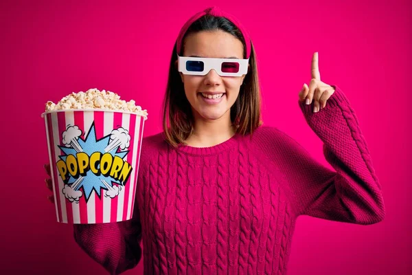 Junge Schöne Mädchen Sehen Film Mit Brille Essbox Mit Popcorn — Stockfoto