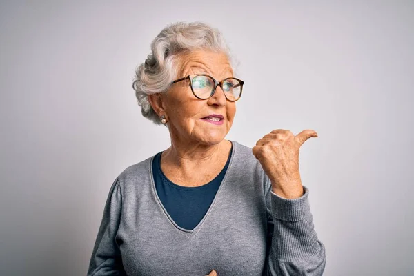 Ältere Schöne Grauhaarige Frau Trägt Lässigen Pullover Und Brille Über — Stockfoto