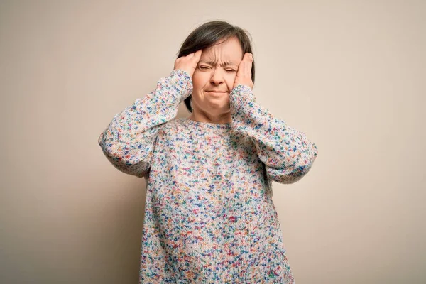 Junge Frau Mit Syndrom Die Über Isoliertem Hintergrund Steht Und — Stockfoto