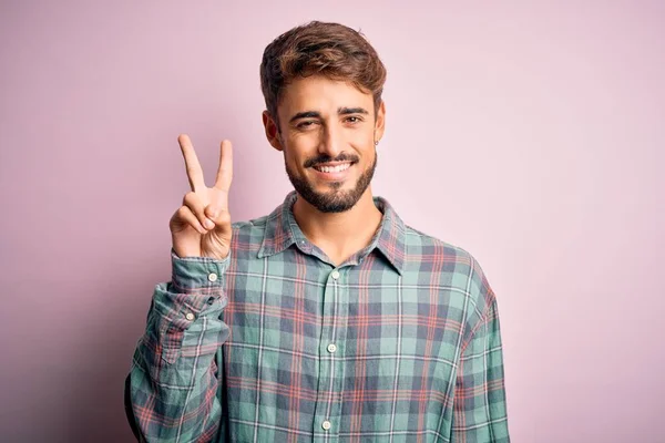 Junger Gutaussehender Mann Mit Bart Trägt Lässiges Hemd Vor Rosa — Stockfoto