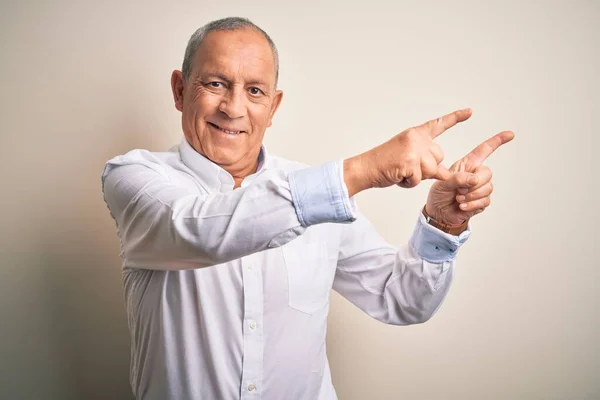 Senior Pohledný Podnikatel Elegantní Košili Stojí Nad Izolované Růžové Pozadí — Stock fotografie