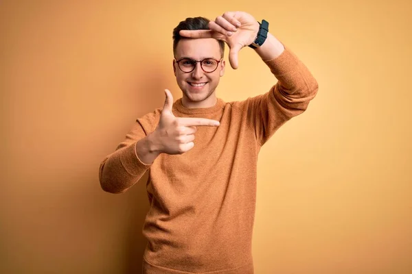 Junger Gutaussehender Kaukasischer Mann Mit Brille Und Lässigem Winterpullover Vor — Stockfoto