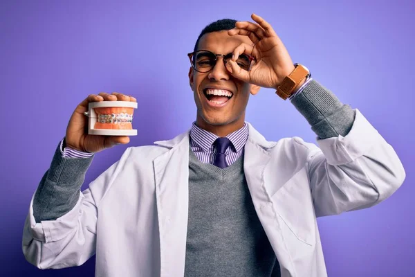 Homem Dentista Afro Americano Bonito Jovem Segurando Dentes Dentadura Com — Fotografia de Stock