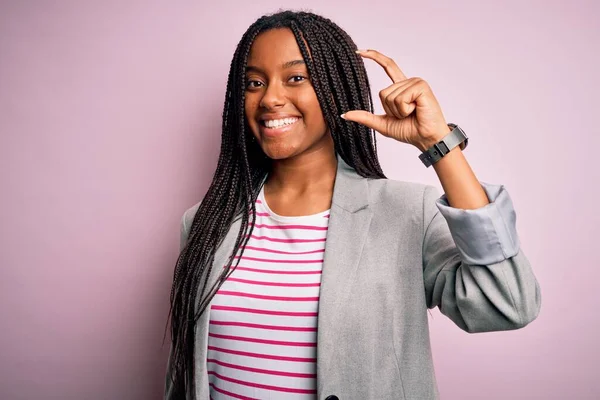 Junge Afrikanisch Amerikanische Geschäftsfrau Die Vor Rosafarbenem Hintergrund Steht Lächelt — Stockfoto