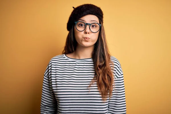 Junge Schöne Brünette Frau Mit Französischer Baskenmütze Und Brille Über — Stockfoto