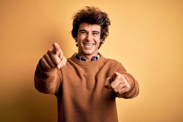 Homem Bonito Jovem Vestindo Camisa Casual Suéter Sobre Fundo Amarelo — Fotografia de Stock