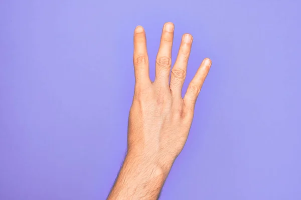 Mano Giovane Caucasico Mostrando Dita Sfondo Viola Isolato Contando Numero — Foto Stock