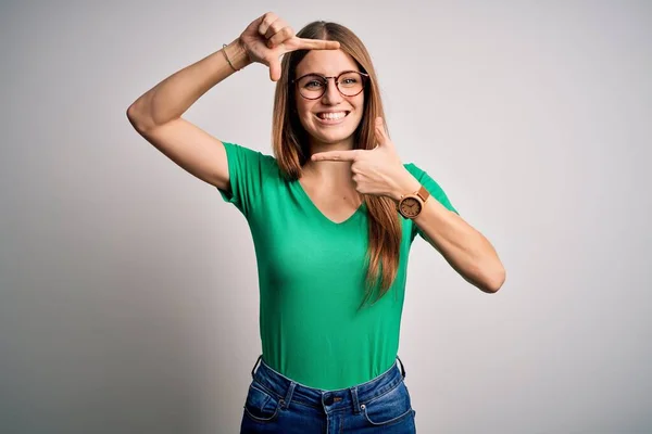 Ung Vacker Rödhårig Kvinna Bär Casual Grön Shirt Och Glasögon — Stockfoto