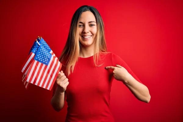 Ung Vacker Blond Patriotisk Kvinna Med Blå Ögon Håller Usa — Stockfoto