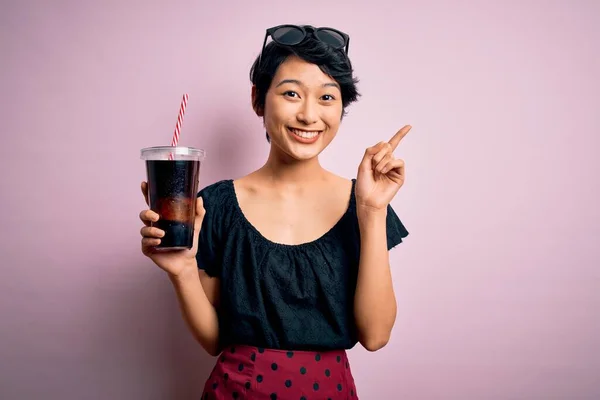 Молода Красива Китайка Солодкий Напій Кока Використовуючи Соломинку Над Рожевим — стокове фото