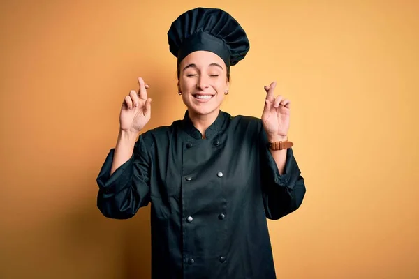 Jovem Bela Chef Mulher Vestindo Uniforme Fogão Chapéu Sobre Fundo — Fotografia de Stock