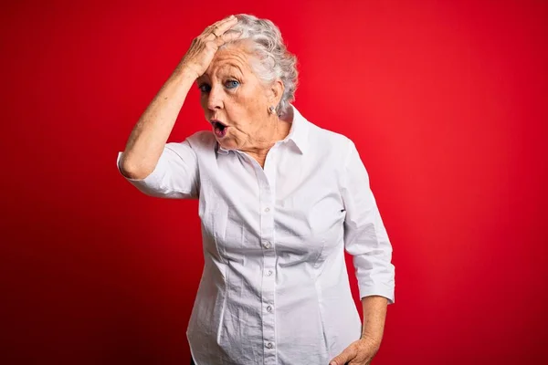 Ältere Schöne Frau Trägt Elegantes Hemd Steht Über Isolierten Roten — Stockfoto