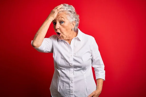 Senior Hermosa Mujer Con Camisa Elegante Pie Sobre Fondo Rojo —  Fotos de Stock