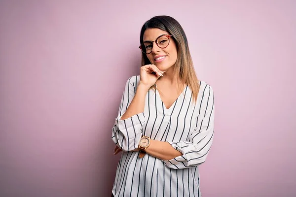 Jonge Mooie Vrouw Draagt Casual Gestreepte Shirt Bril Roze Achtergrond — Stockfoto