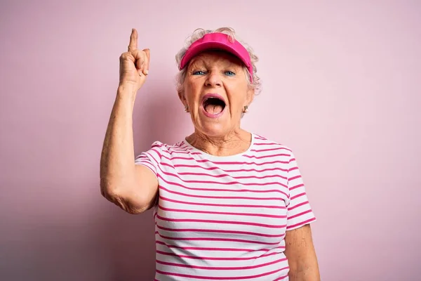 Senior Schöne Sportliche Frau Mit Sportmütze Vor Isoliertem Rosa Hintergrund — Stockfoto