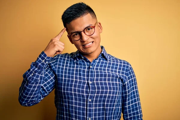 Joven Hombre Latino Guapo Usando Camisa Casual Gafas Sobre Fondo —  Fotos de Stock