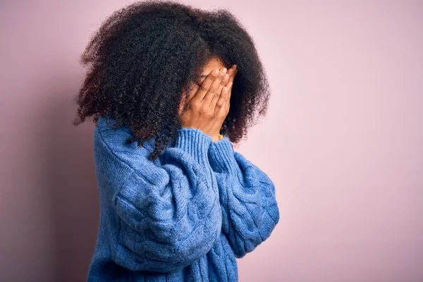 Afro Saçlı Pembe Arka Planda Kışlık Süveter Giyen Ağlarken Yüzünü — Stok fotoğraf