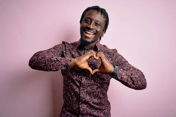 Joven Hombre Afroamericano Guapo Con Camisa Casual Pie Sobre Fondo —  Fotos de Stock