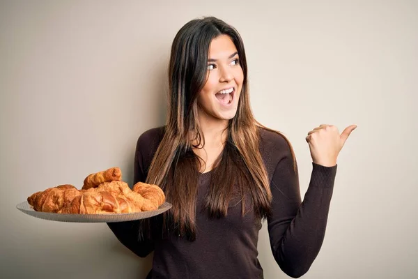 Junges Schönes Mädchen Hält Teller Mit Süßen Croissants Zum Frühstück — Stockfoto
