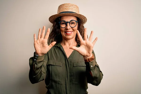 Mujer Morena Mediana Edad Con Gafas Sombrero Pie Sobre Fondo — Foto de Stock