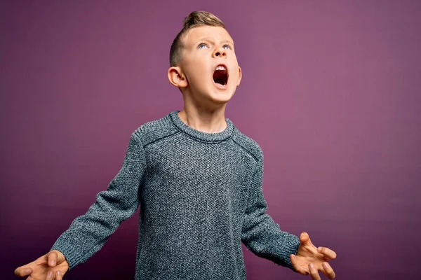 Ein Kleines Kaukasisches Kind Mit Blauen Augen Winterpullover Vor Violettem — Stockfoto