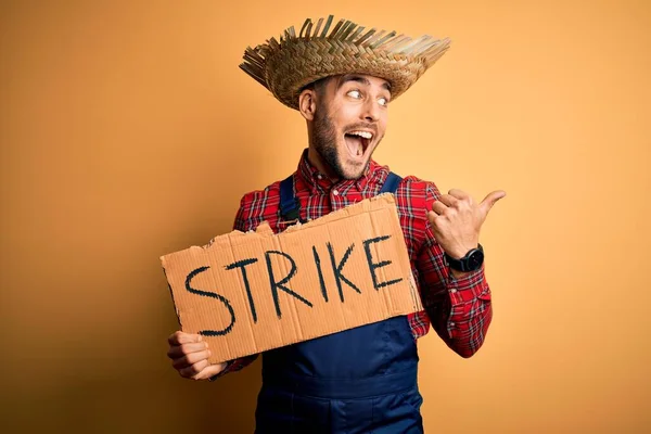 Junger Bauer Vom Lande Mit Hut Auf Streikprognose Für Gehaltserhöhung — Stockfoto