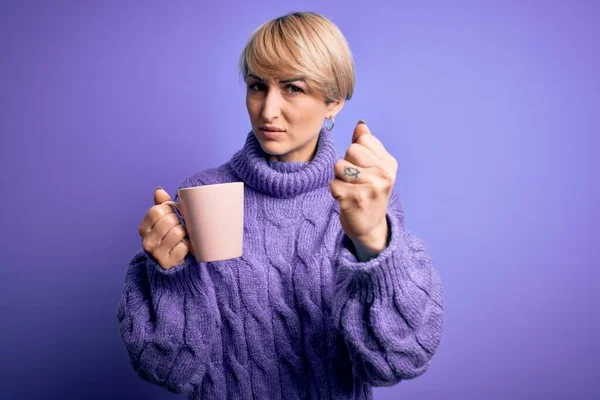 Mulher Loira Jovem Com Cabelo Curto Usando Suéter Inverno Bebendo — Fotografia de Stock