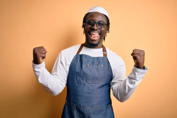 Joven Hombre Cocina Afroamericana Con Delantal Sobre Fondo Amarillo Aislado —  Fotos de Stock