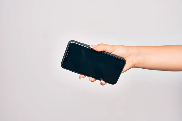 Mão Caucasiano Jovem Segurando Smartphone Mostrando Tela Sobre Fundo Branco — Fotografia de Stock