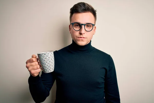 Junger Gutaussehender Kaukasischer Mann Mit Brille Der Eine Tasse Heißen — Stockfoto