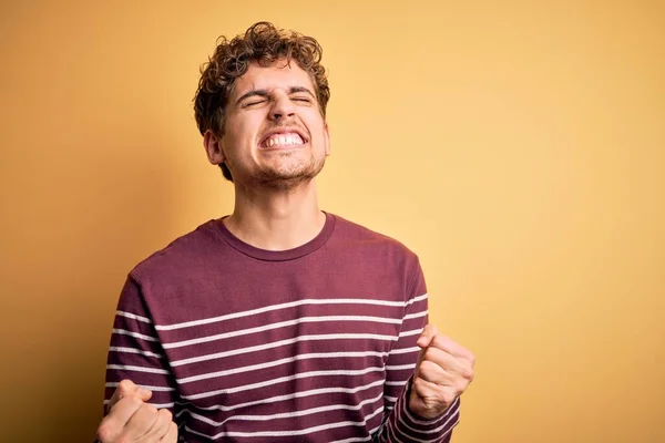 Ung Blond Stilig Man Med Lockigt Hår Bär Casual Randig — Stockfoto