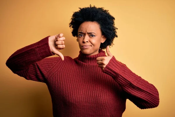 Ung Vacker Afroamerikansk Afro Kvinna Med Lockigt Hår Bär Casual — Stockfoto