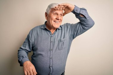 Kıdemli yakışıklı beyaz gömlekli adam izole edilmiş beyaz arka planda duruyor çok mutlu ve tebessüm ediyor. Konsept aranıyor.