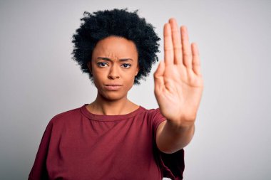 Kıvırcık saçlı, rahat tişörtlü, Afro-Amerikan bir kadın avucunun içinde şarkı söylemeyi kesiyor. Yüzünde olumsuz ve ciddi bir jest olan uyarı ifadesi.