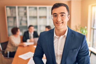 Avukatlar hukuk bürosunda toplanıyor. İş yerinde finans üzerinde çalışan profesyonel yönetici ortaklar stratejik olarak çalışıyor. Lider işçi kameraya bakarak kendinden emin duruyor..